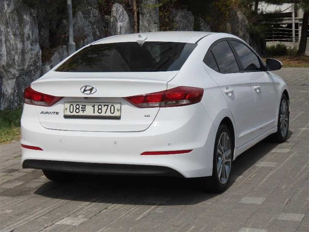 HYUNDAI Avante - Vista 3