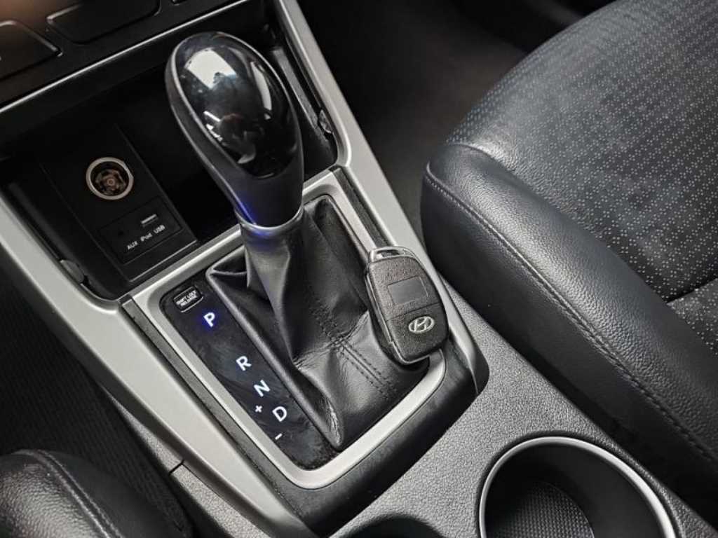 HYUNDAI Avante - Vista 10