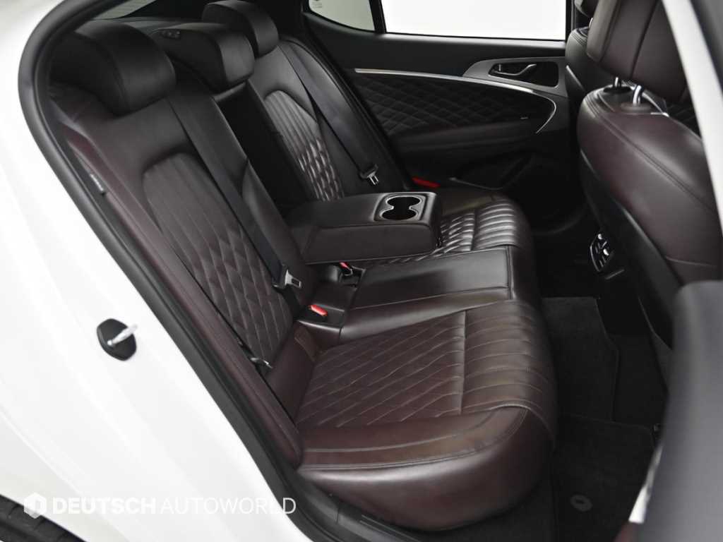 Genesis G70 - Vista 12