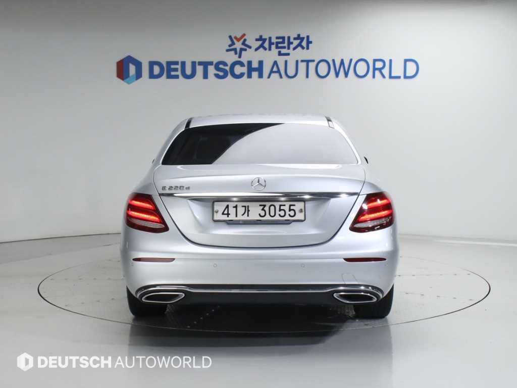 Mercedes Benz E class - Vista 4