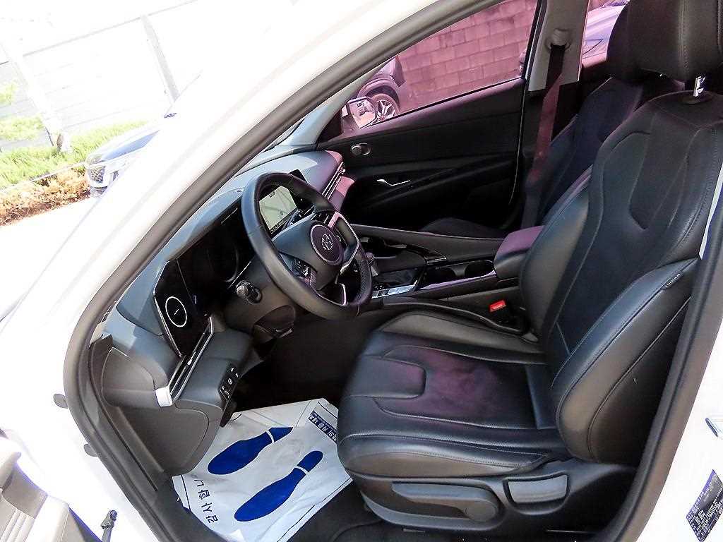 HYUNDAI Avante - Vista 5