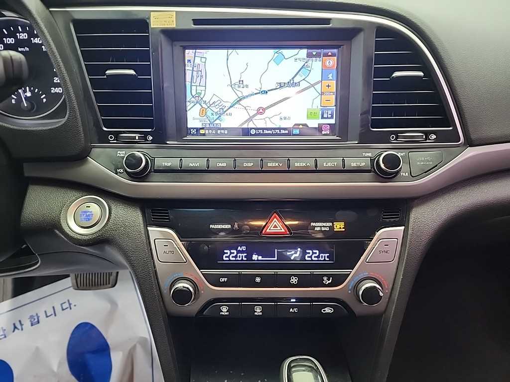 HYUNDAI Avante - Vista 10