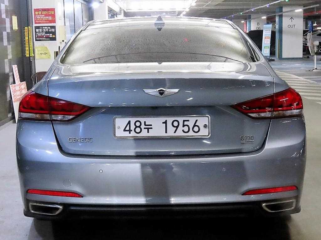 HYUNDAI Genesis - Vista 5