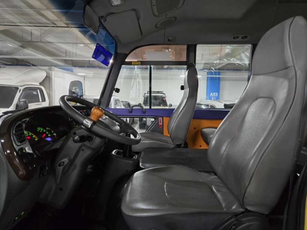 medium and large bus Hyundai bus - Vista 9