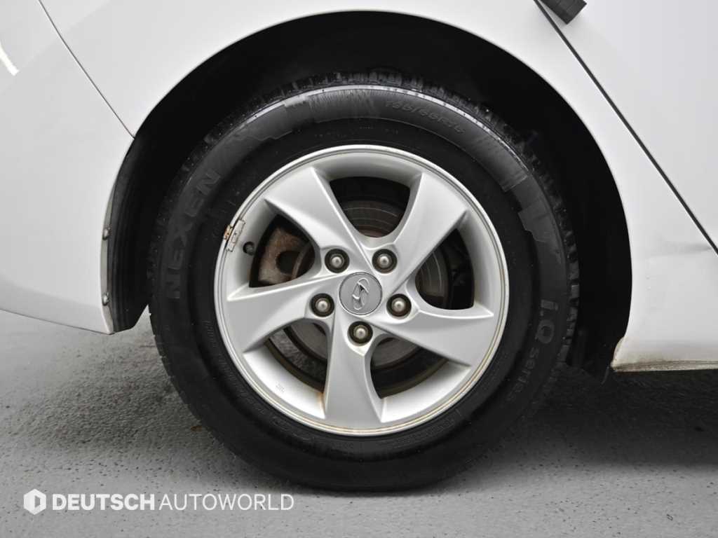 HYUNDAI Avante - Vista 5