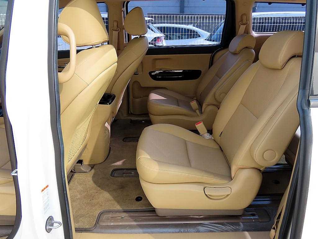 KIA Carnival - Vista 6