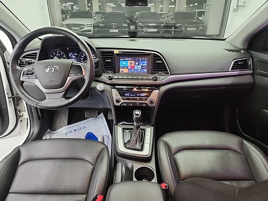 HYUNDAI Avante - Vista 7