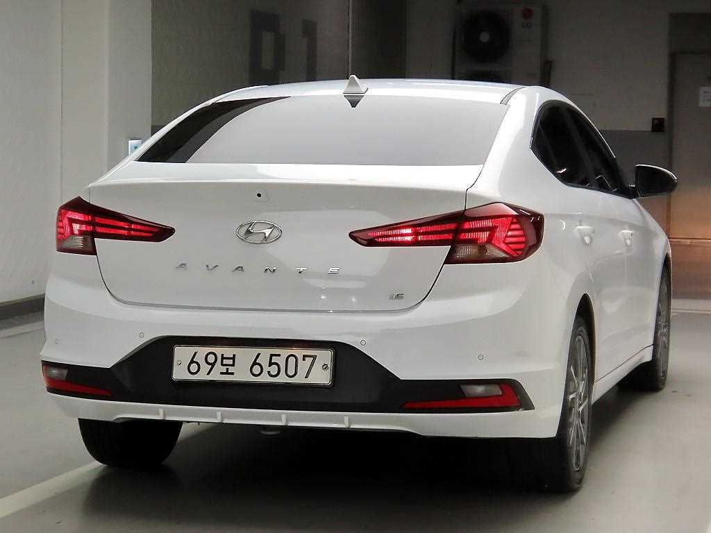 HYUNDAI Avante - Vista 4