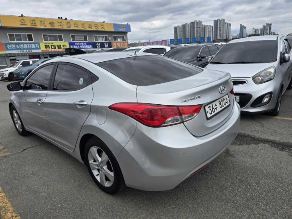 HYUNDAI Avante - Vista 3