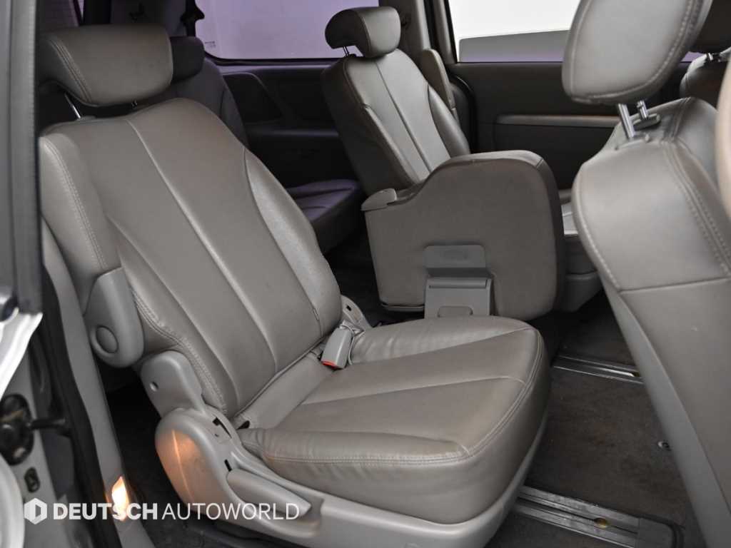 KIA Carnival - Vista 12