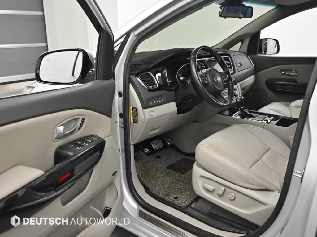 KIA Carnival - Vista 11