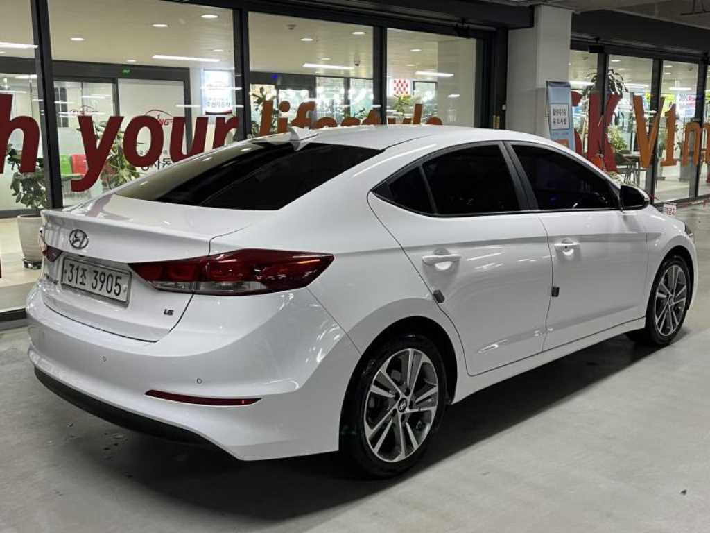 HYUNDAI Avante - Vista 4