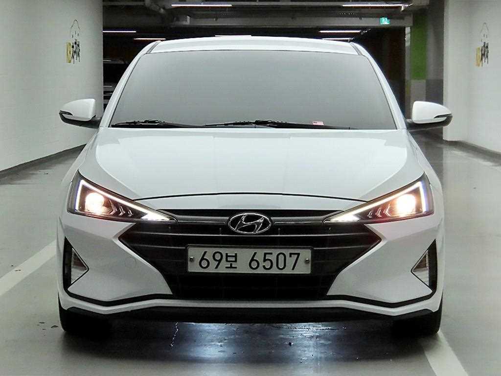HYUNDAI Avante - Vista 2