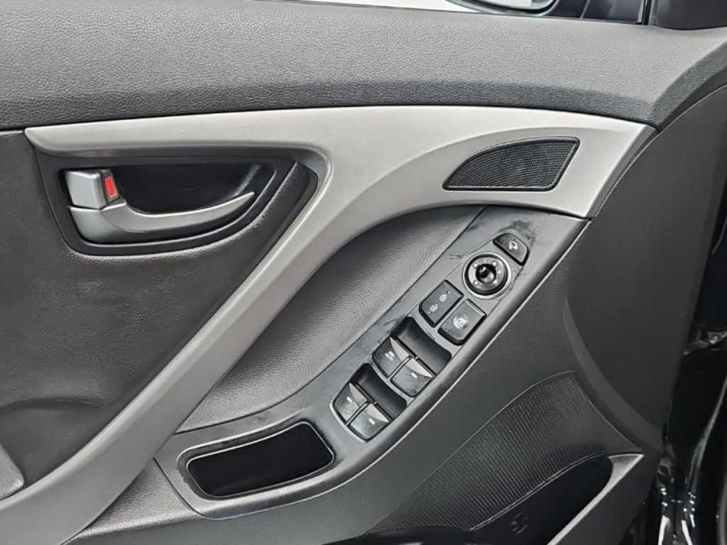 HYUNDAI Avante - Vista 9