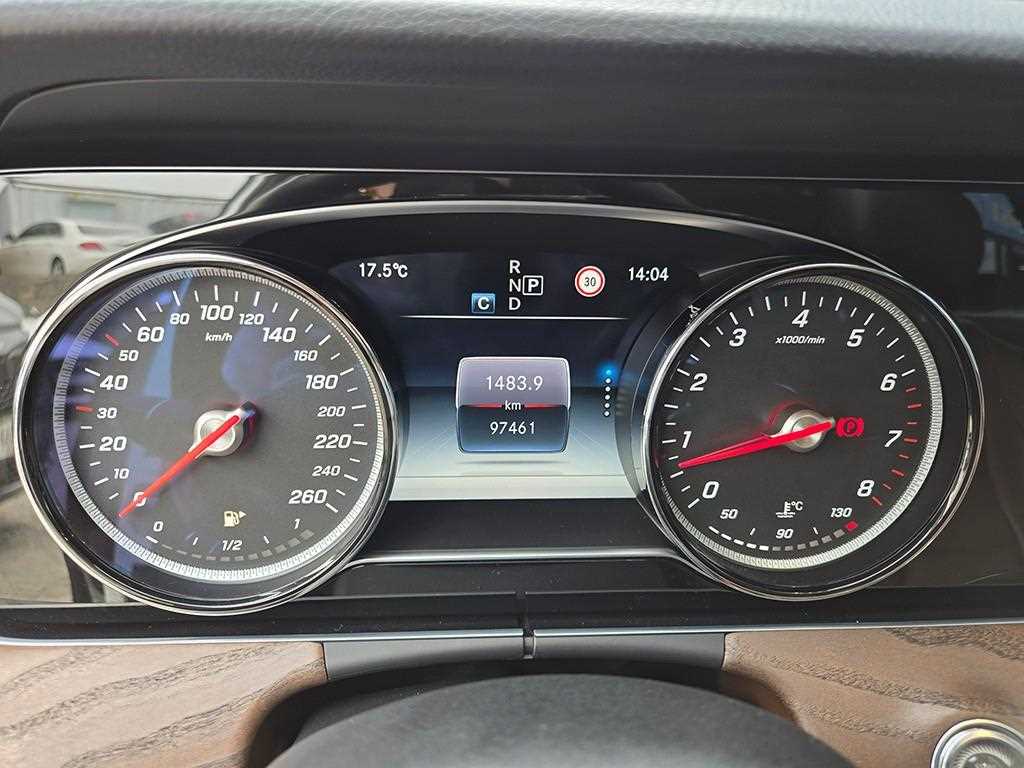 Mercedes Benz E class - Vista 8