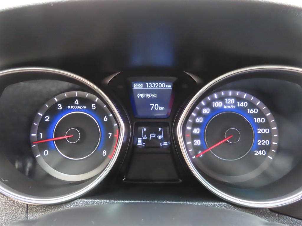 HYUNDAI Avante - Vista 9