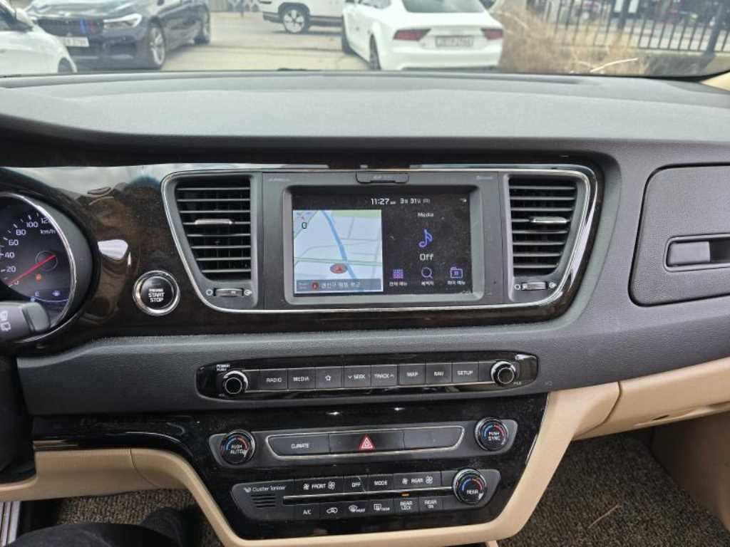 KIA Carnival - Vista 10
