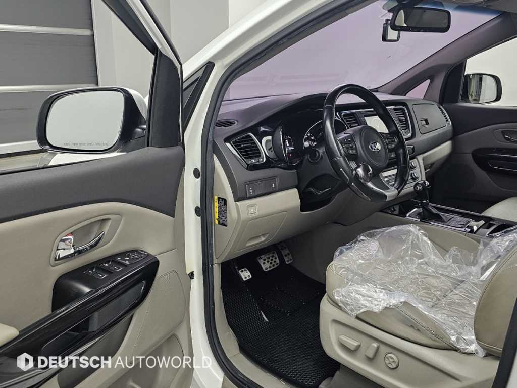 KIA Carnival - Vista 11