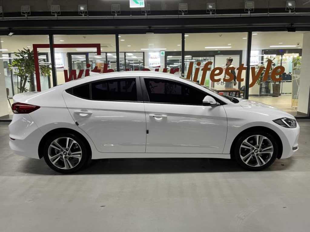 HYUNDAI Avante - Vista 3