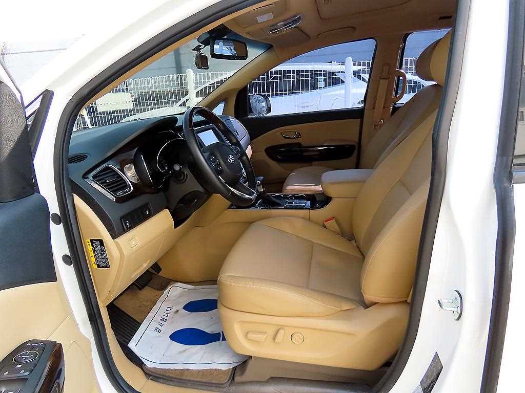 KIA Carnival - Vista 5