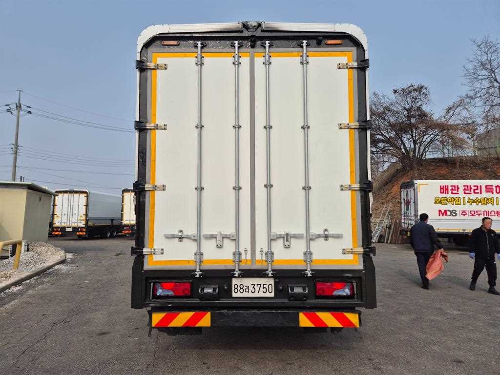 medium and large cargo truck - Vista 5