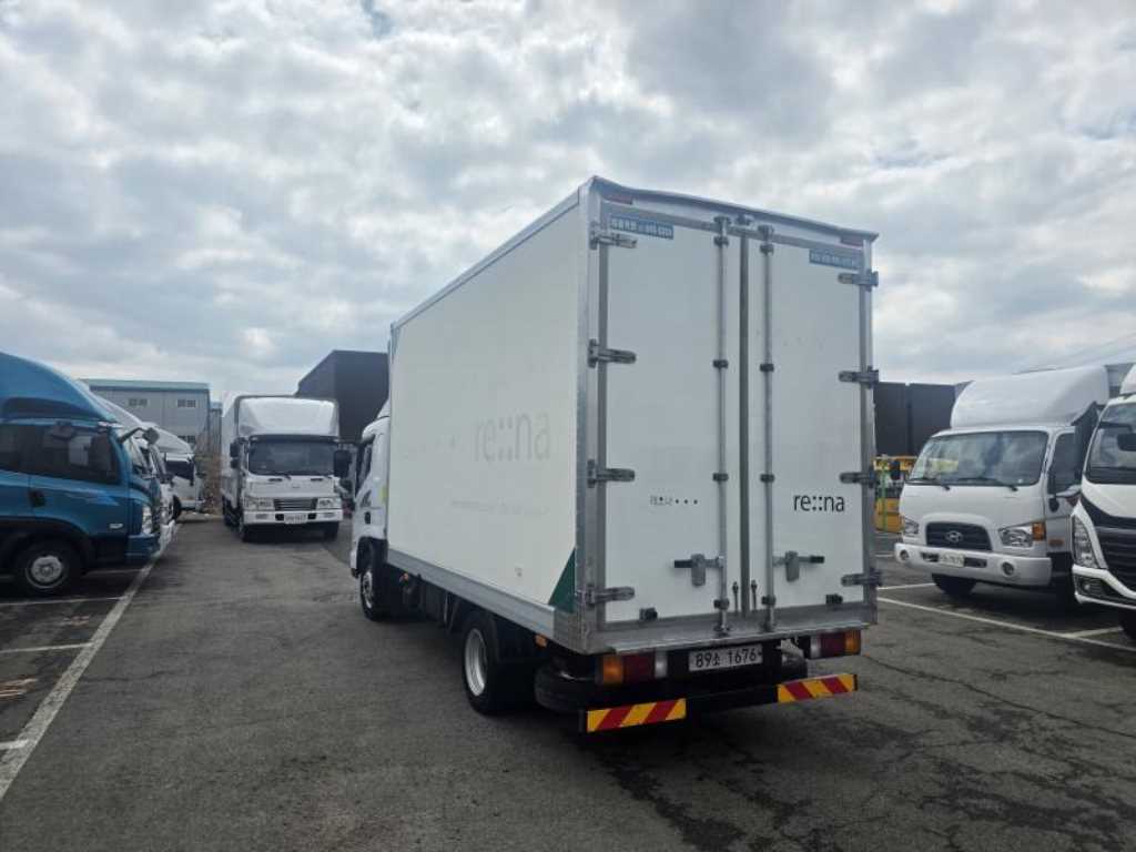 medium and large cargo truck - Vista 6