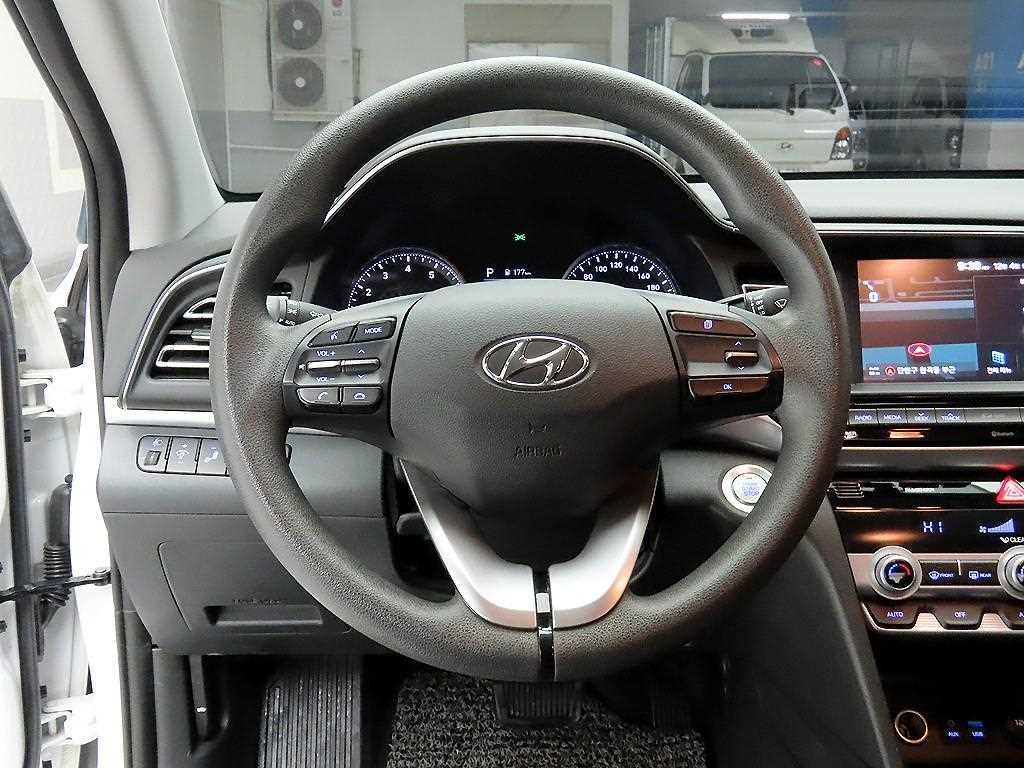 HYUNDAI Avante - Vista 7