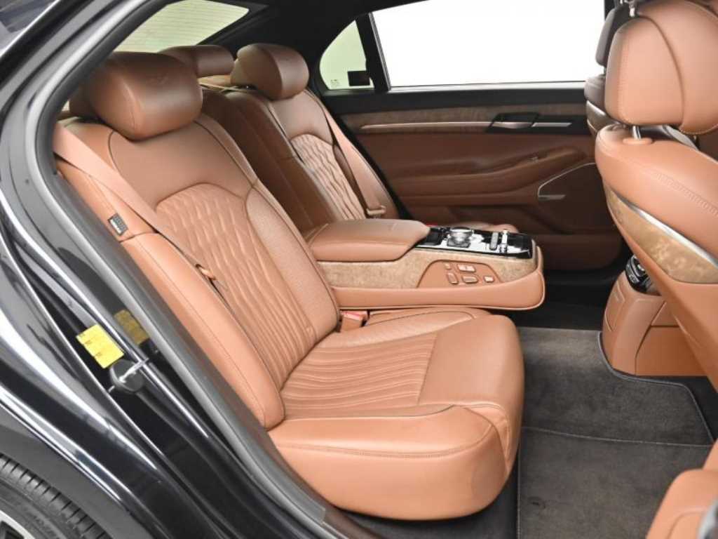 Genesis G90 - Vista 12