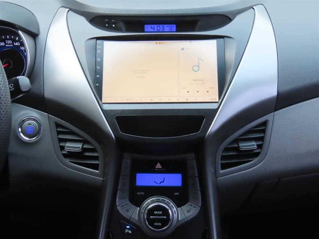 HYUNDAI Avante - Vista 10