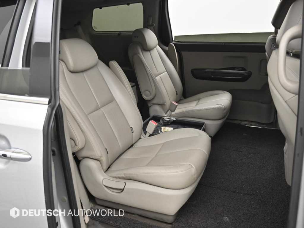 KIA Carnival - Vista 12