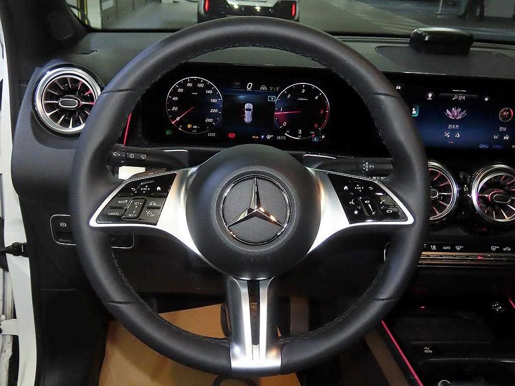 Mercedes Benz GLB Class - Vista 8