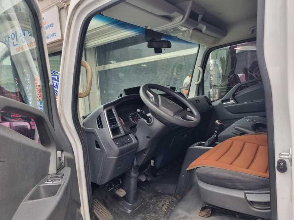 medium and large cargo truck - Vista 11