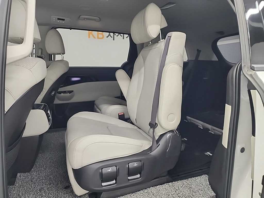 KIA Carnival - Vista 12