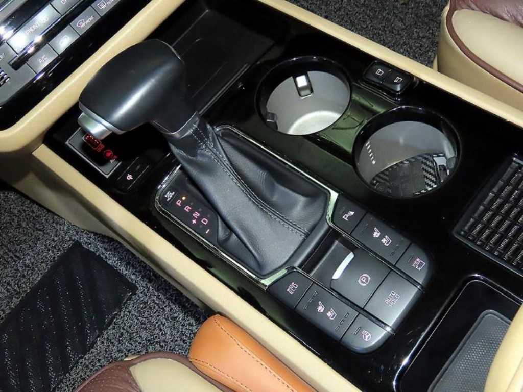 KIA Carnival - Vista 12