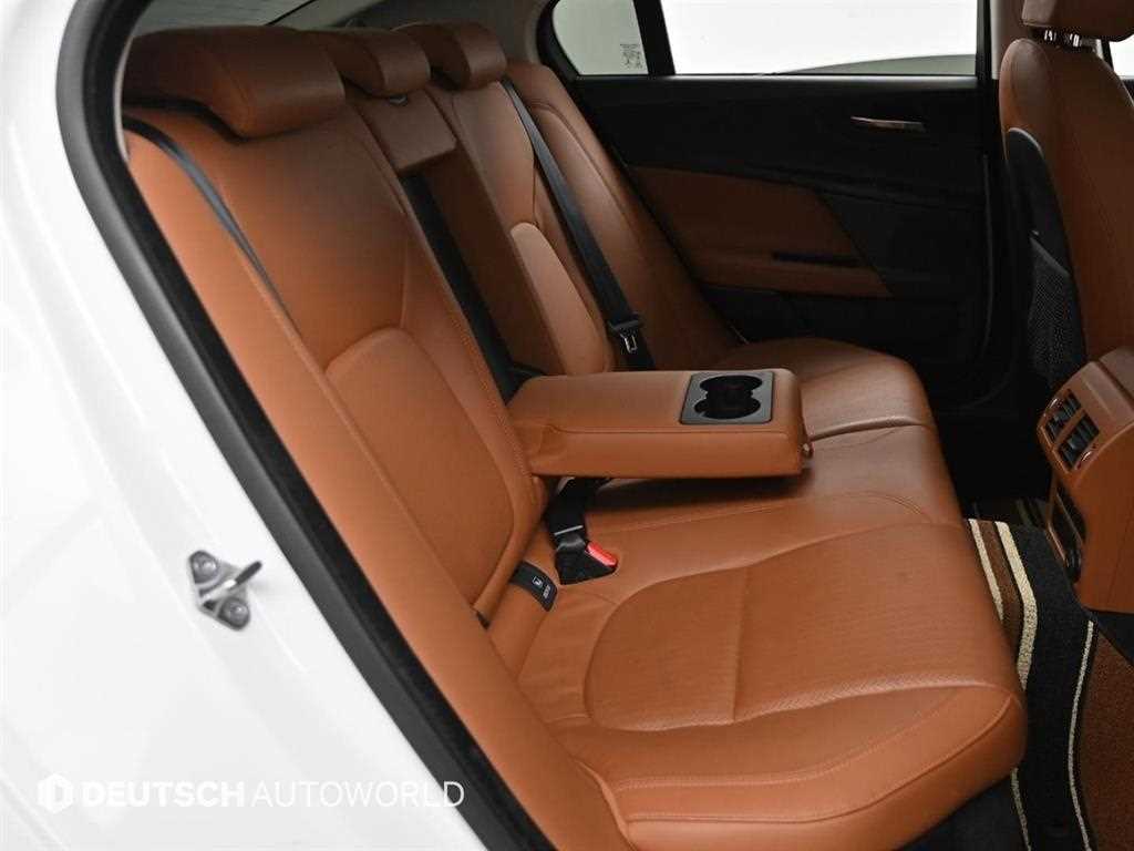 Jaguar XE - Vista 12