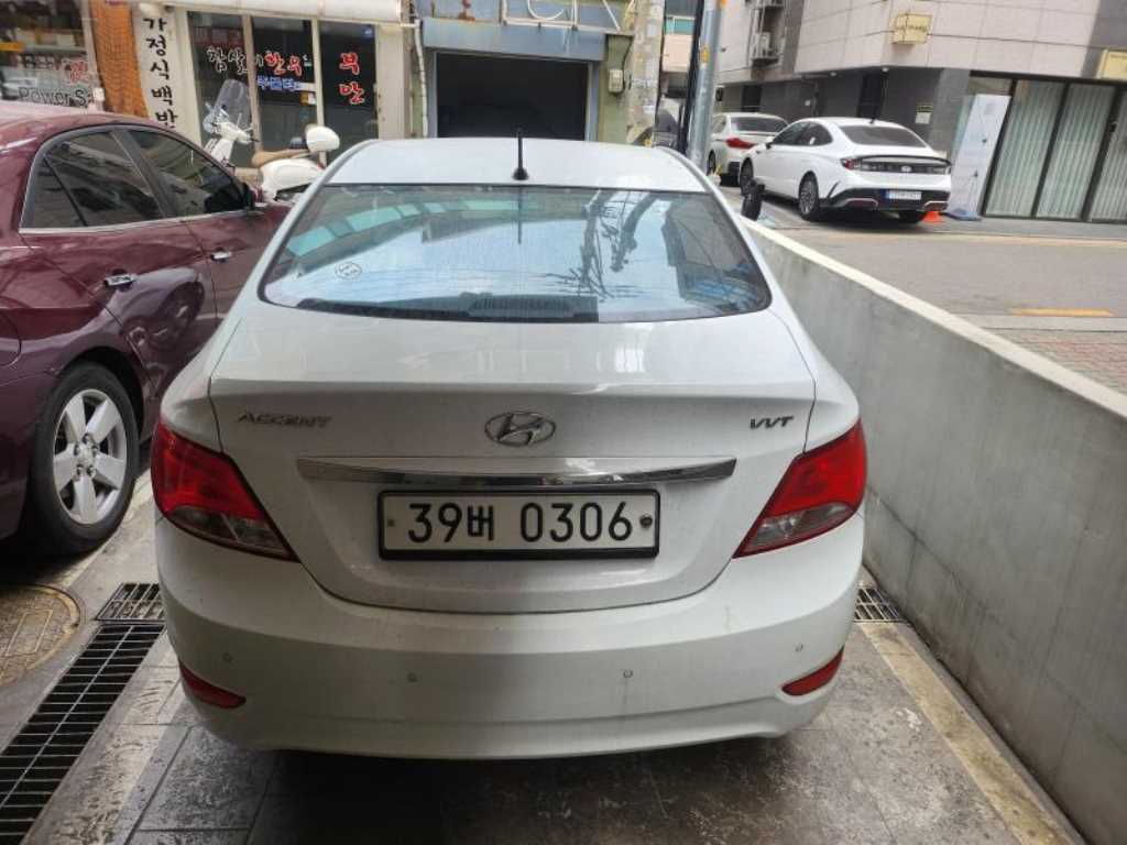 HYUNDAI Accent - Vista 2