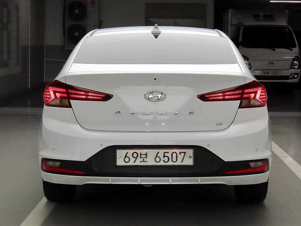 HYUNDAI Avante - Vista 3