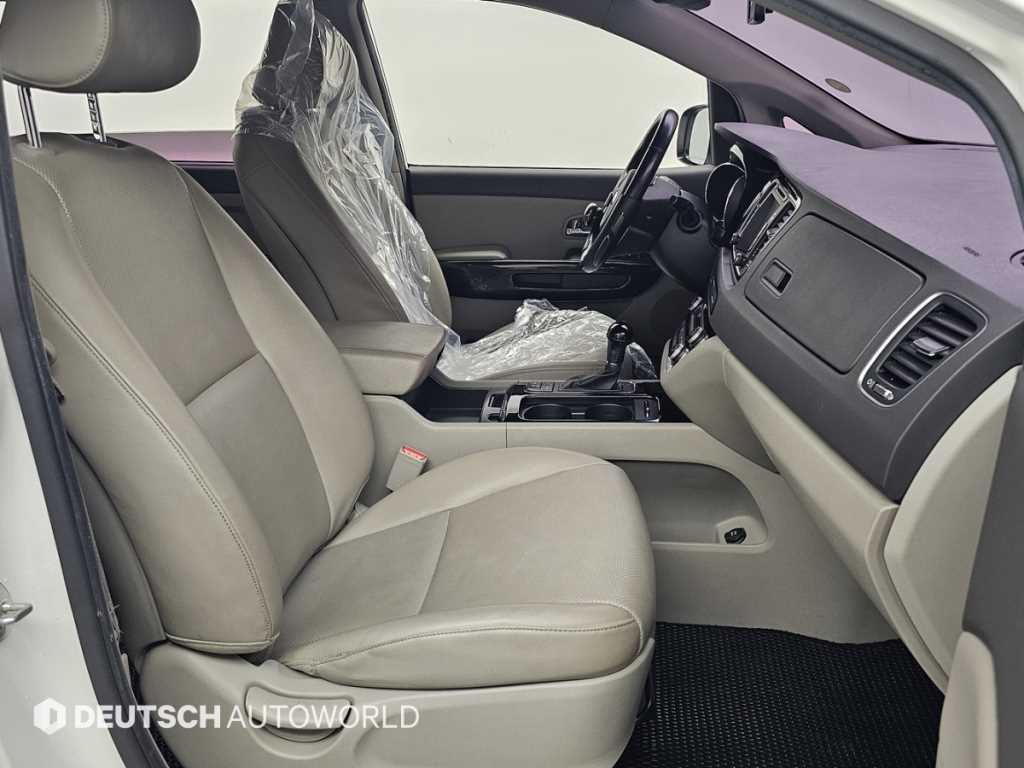 KIA Carnival - Vista 10