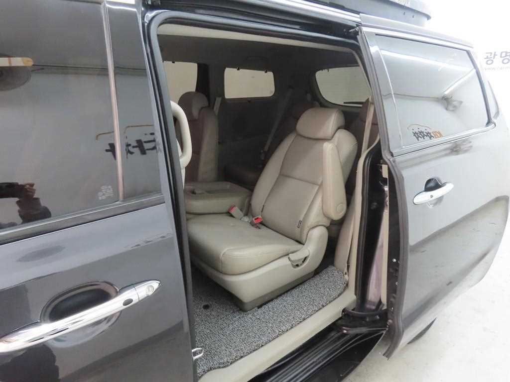 KIA Carnival - Vista 6