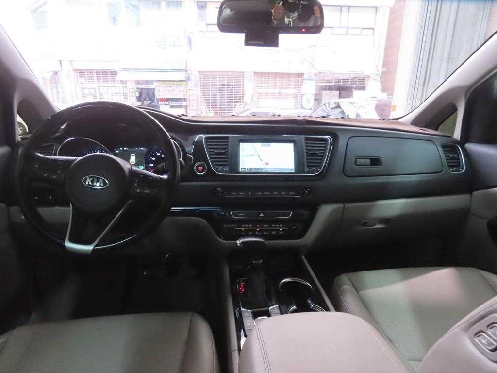 KIA Carnival - Vista 7