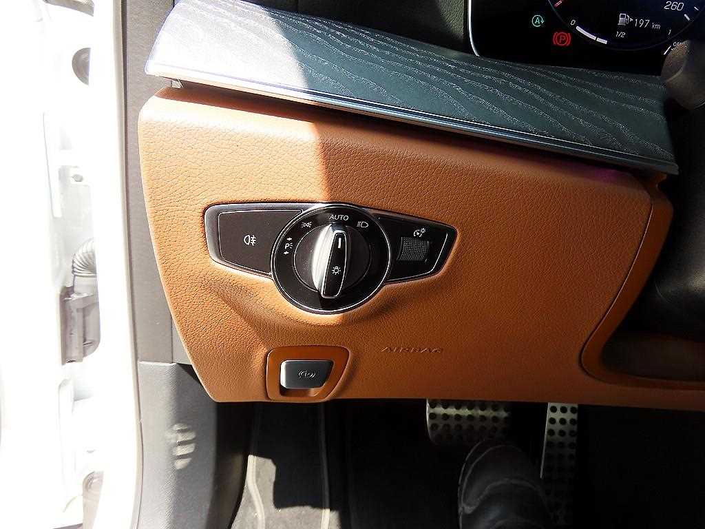 Mercedes Benz E class - Vista 12