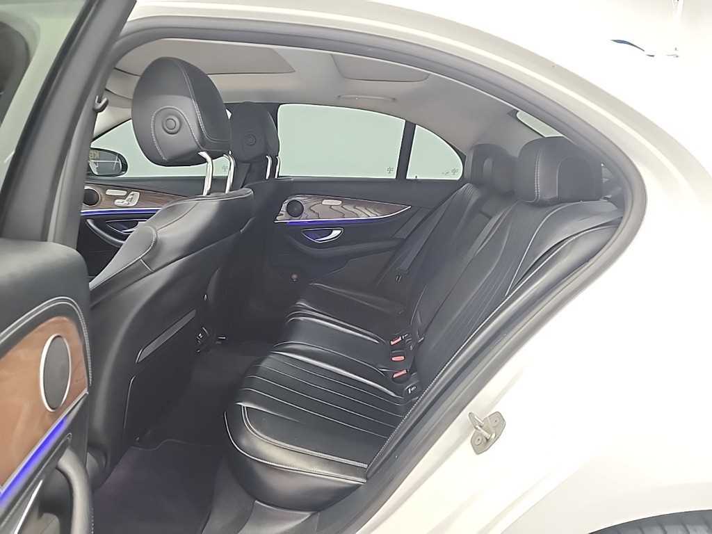 Mercedes Benz E class - Vista 4