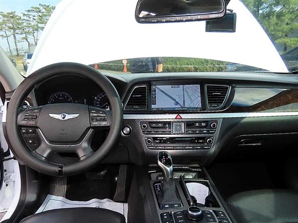 HYUNDAI Genesis - Vista 7