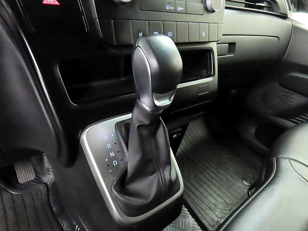 HYUNDAI Staria - Vista 10