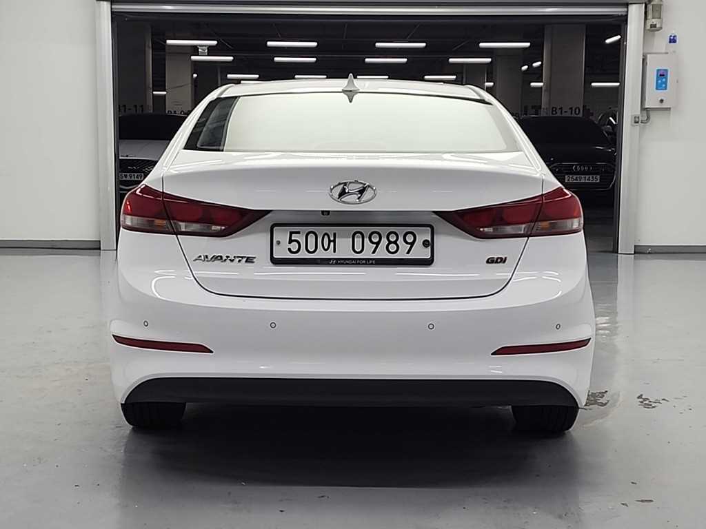 HYUNDAI Avante - Vista 3