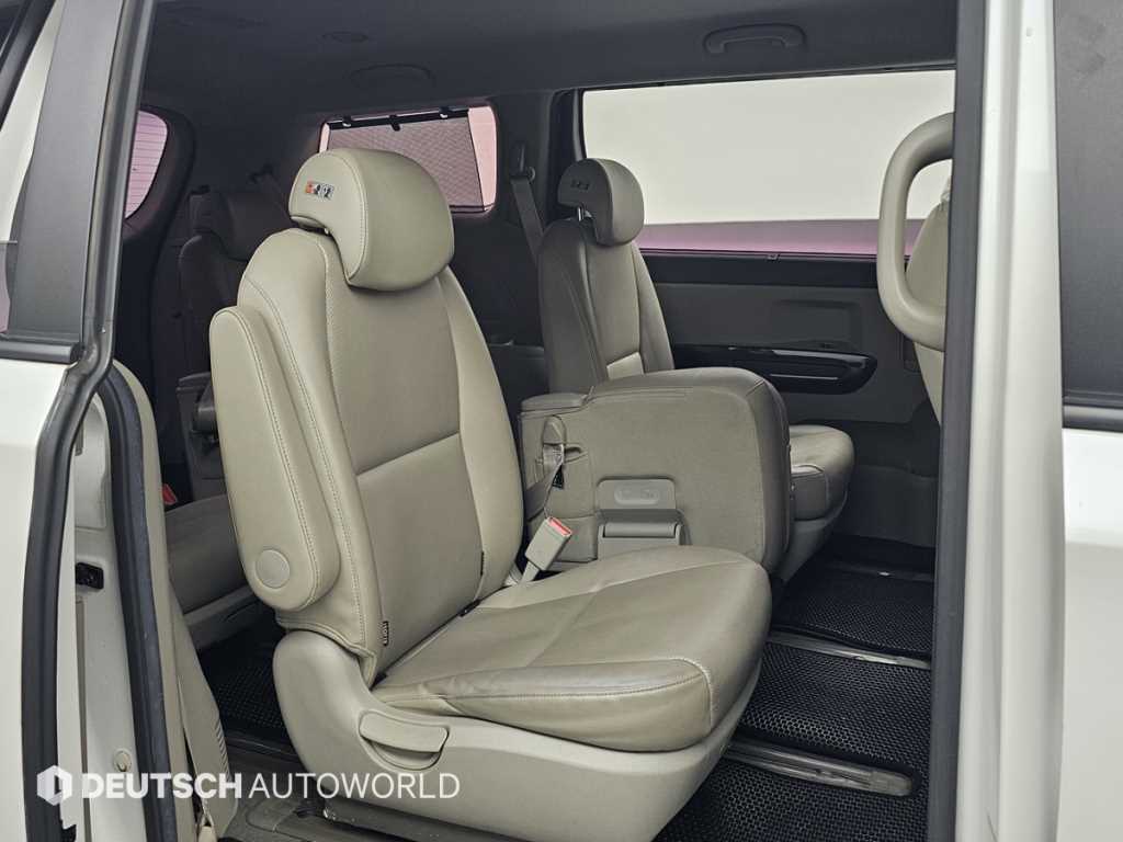 KIA Carnival - Vista 12