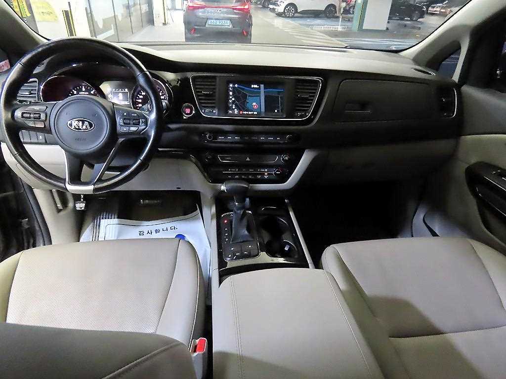 KIA Carnival - Vista 10