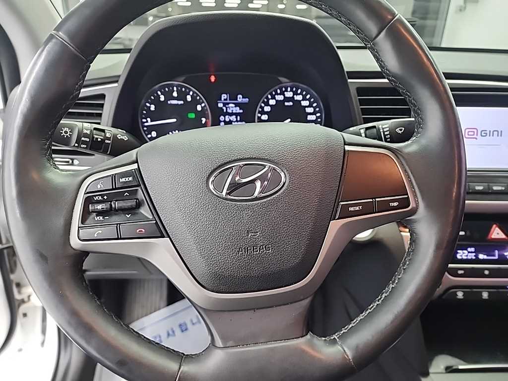 HYUNDAI Avante - Vista 9