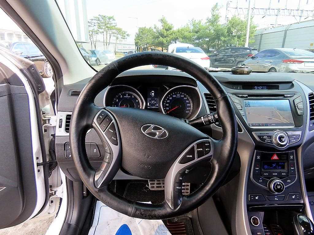 HYUNDAI Avante - Vista 8