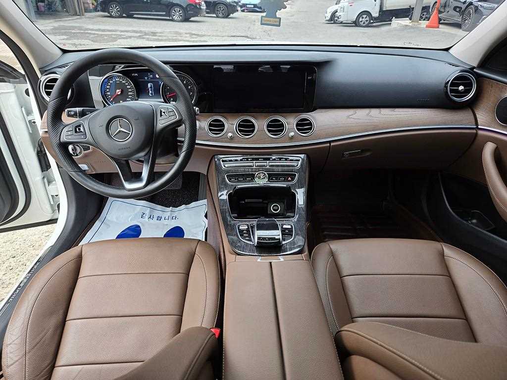 Mercedes Benz E class - Vista 9